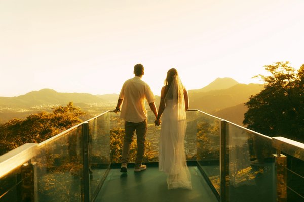 How can travelers navigate the UK efficiently using public transport?